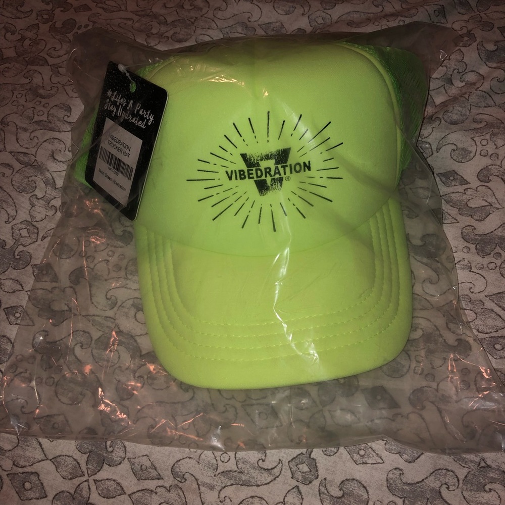 Neon green trucker hat 💚